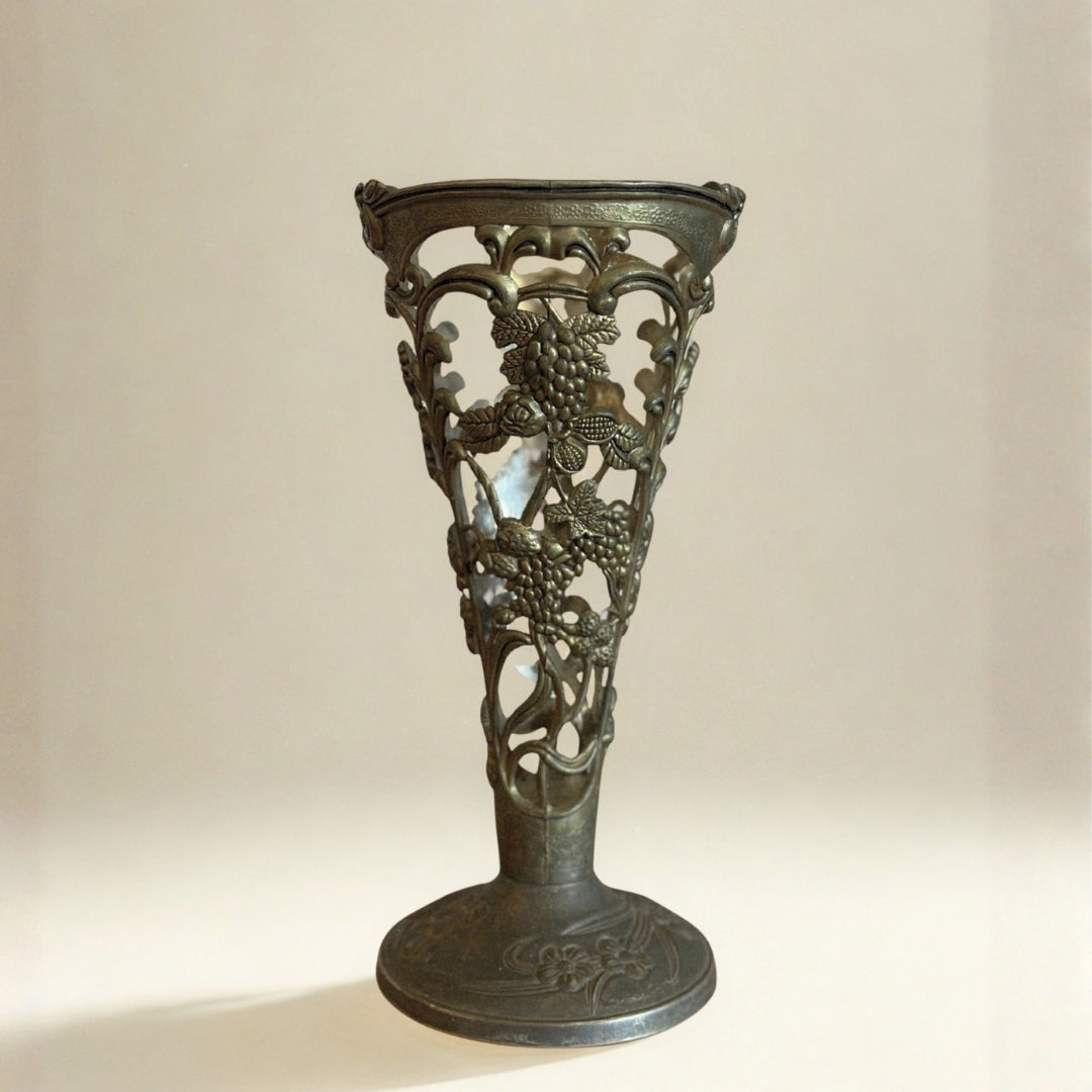Antika Döküm Metal Vazo – Üzüm Motifli (c. 1900)