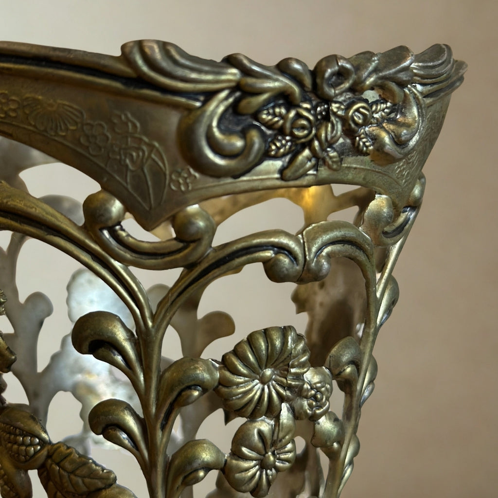 Antika Döküm Metal Vazo – Üzüm Motifli (c. 1900)