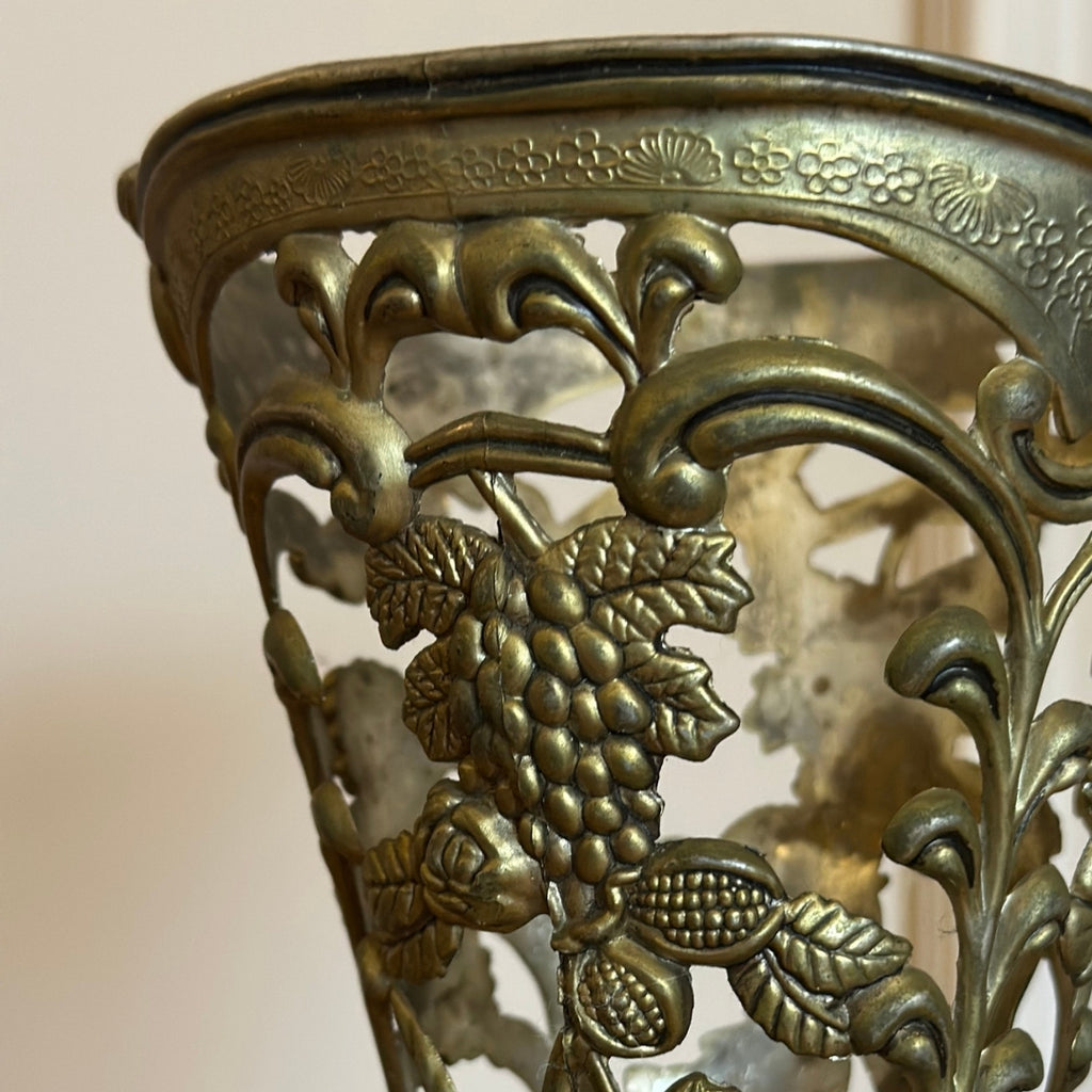 Antika Döküm Metal Vazo – Üzüm Motifli (c. 1900)