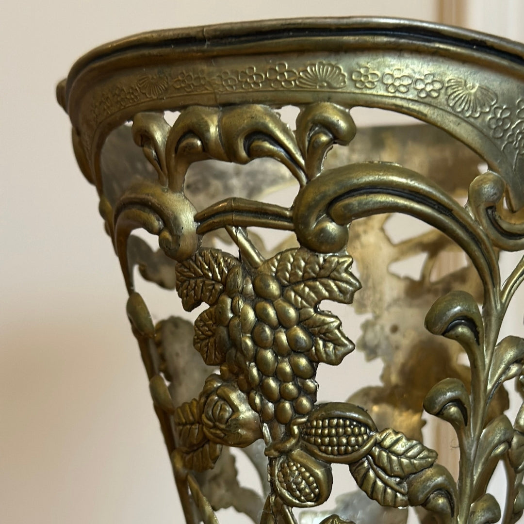 Antika Döküm Metal Vazo – Üzüm Motifli (c. 1900)